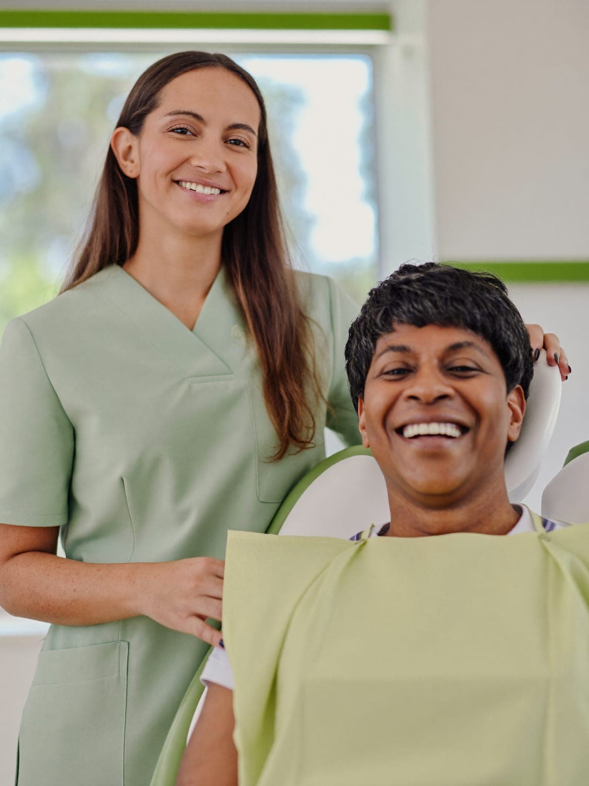 Dentista e paciente sorrindo em consultório moderno da Cia do Sorriso